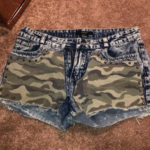 Camo print acid wash shorts size L